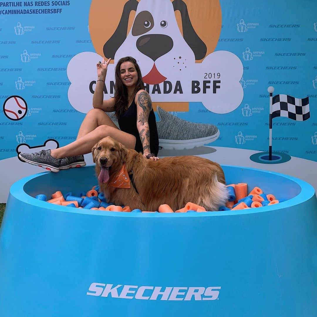 Bruna Unzuetaのインスタグラム：「Que manhã incrível, com uma energia surreal 😍 o evento foi um sucesso, Afonso se divertiu muito com seus amigos caninos hihi e foi super legal saber que conseguimos ajudar a causa da @amparaanimal com muitas doações e adoções 🖤 Tudo isso graças ao apoio da @skechersbrasil que promoveu a ação e também marcou presença com o lançamento da linha GOWalk 5, desenvolvida especialmente para proporcionar uma experiência única de caminhada! 😍👟 #SkechersBrasil #VáDeSkechers #GOWalk5 #CaminhadaBFF #AmparaAnimal」