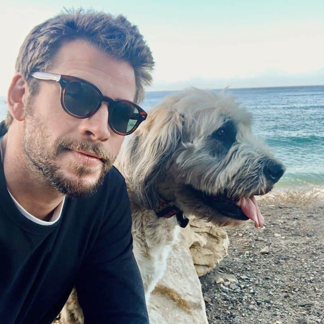 オリバーピープルズさんのインスタグラム写真 - (オリバーピープルズInstagram)「Beach day with #LiamHemsworth and his dog. Liam wears Cary Grant Sun in Grant Tortoise with G-15 lenses. #OurPeoples」11月24日 1時01分 - oliverpeoples