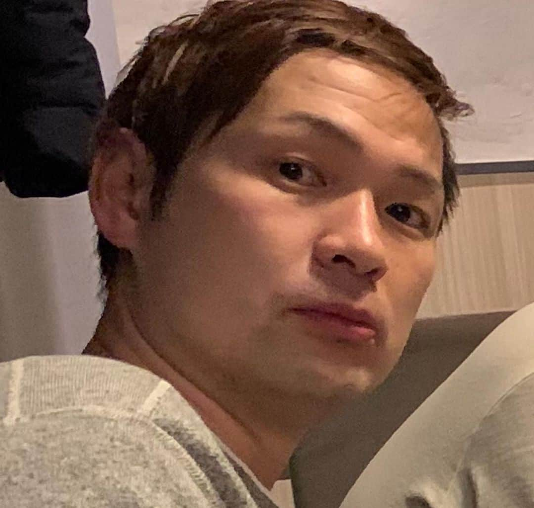 辻井亮平さんのインスタグラム写真 - (辻井亮平Instagram)「みなさん知ってましたか？ナポリ先生は俺の携帯で撮影される写真ではほぼ笑わないんですよ。でも俺以外の携帯の時はとても笑うんですよ。  #一枚目と二枚目 #俺の携帯 #三枚目と四枚目 #かみちぃさんの携帯 #俺のも笑わんかぇ #人でも呪うかのような顔しよって #まぁ笑顔もめっちゃコワイけど #山さん」11月24日 1時04分 - aironhed_tsujii