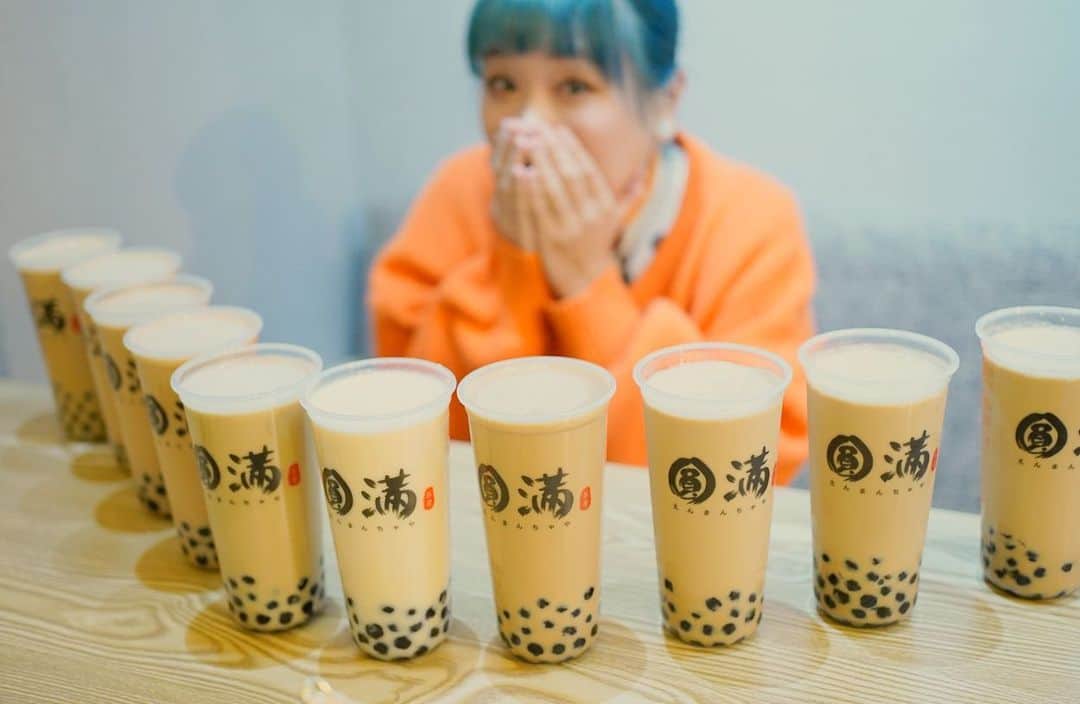 ロシアン佐藤のインスタグラム：「先日の、圓満茶屋さんで。 お茶が美味しかったなー🥺 タピオカも、つるんとしていてモチモチでした。 ゆっくり飲みに行きたいやつです👯‍♀️ タピオカきっかけに台湾のお茶文化が浸透してくれるといいなあと思う次第。  微博でも配信されました😮❤️ #タピオカ #タピ活 #ミルクティー #お茶 #圓満茶屋 #台湾ミルクティー」