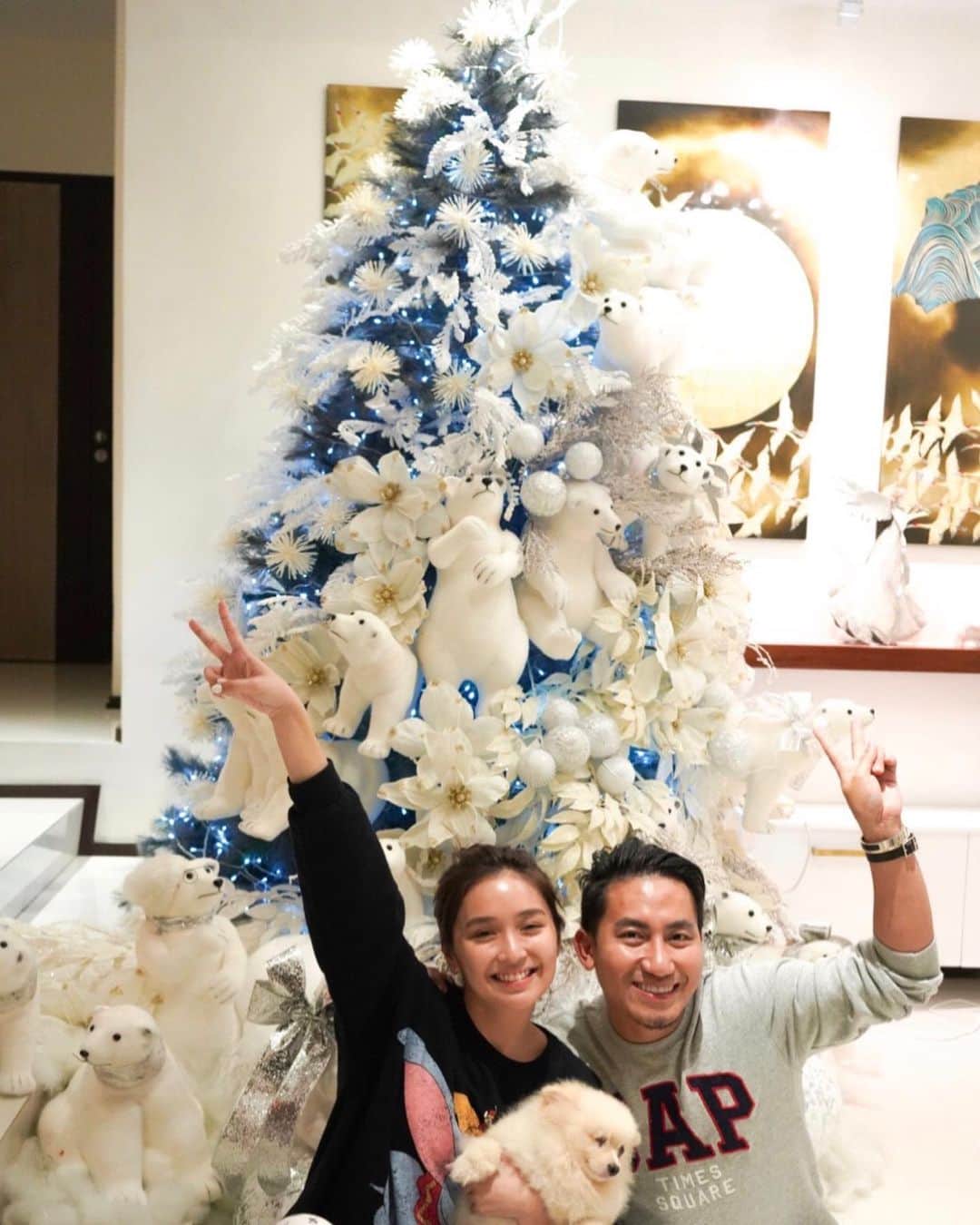 Kathryn Bernardoさんのインスタグラム写真 - (Kathryn BernardoInstagram)「Finally feeling the Christmas spirit inside our home! These polar bears are simply the cutest things to wake up to every morning! 😻 Thank you @gideonhermosa for making time despite your busy schedule. Everyone’s feeling merrier now! ❤🎄」11月24日 1時25分 - bernardokath