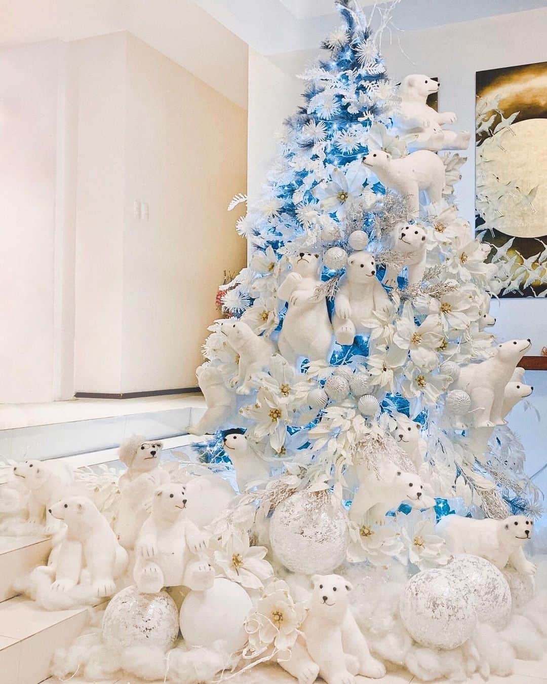 Kathryn Bernardoさんのインスタグラム写真 - (Kathryn BernardoInstagram)「Finally feeling the Christmas spirit inside our home! These polar bears are simply the cutest things to wake up to every morning! 😻 Thank you @gideonhermosa for making time despite your busy schedule. Everyone’s feeling merrier now! ❤🎄」11月24日 1時25分 - bernardokath
