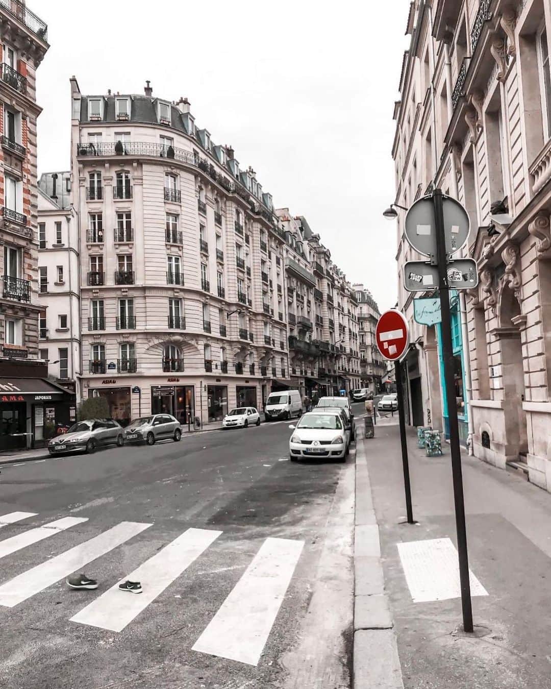 ニキ・ヴォリーズさんのインスタグラム写真 - (ニキ・ヴォリーズInstagram)「Fill your days with a cup of positive vibes mixed with coffee. “ “ #paris #streetview #thanksdaisy #wheredidhego」11月24日 1時20分 - nikiwories
