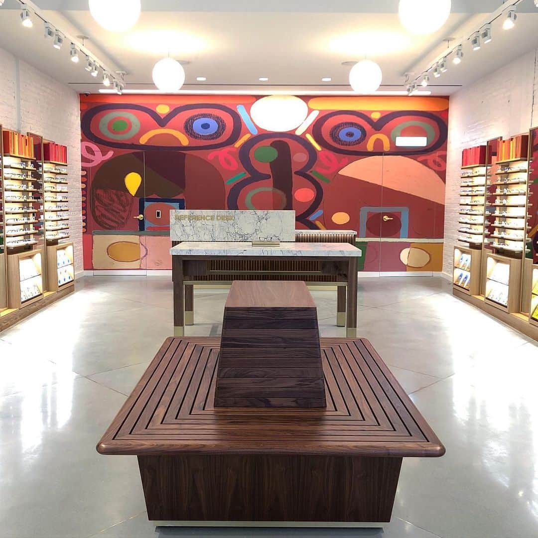Warby Parkerさんのインスタグラム写真 - (Warby ParkerInstagram)「Paging all Chicagoans! We're opening a brand new store in your city this weekend in Fulton Market—stop by our grand opening today to eat @firecakes 🍩, see stunning art by @austin.eddy, and browse our full collection of frames! 🎉🤓 PS: If you need your peepers checked, you can get a comprehensive eye exam at this location! 👍」11月24日 1時26分 - warbyparker