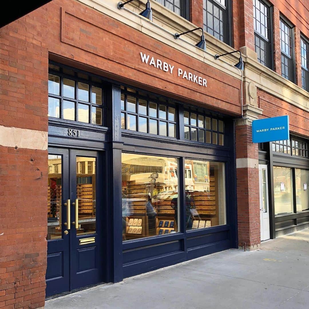 Warby Parkerのインスタグラム：「Paging all Chicagoans! We're opening a brand new store in your city this weekend in Fulton Market—stop by our grand opening today to eat @firecakes 🍩, see stunning art by @austin.eddy, and browse our full collection of frames! 🎉🤓 PS: If you need your peepers checked, you can get a comprehensive eye exam at this location! 👍」