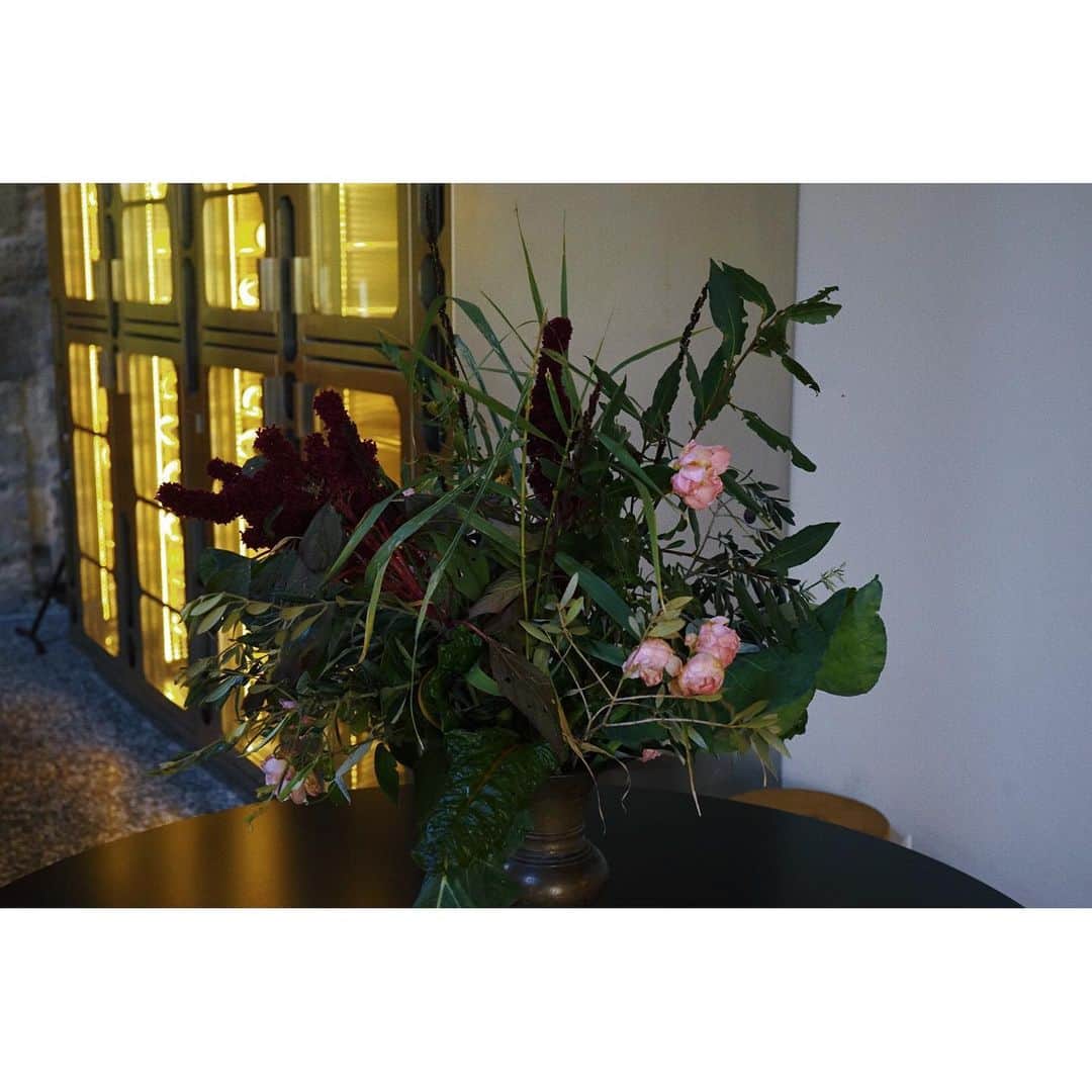 eriさんのインスタグラム写真 - (eriInstagram)「とくに、庭で摘んできた植物が飾られているのがとっても好きだった！ ざっくりとまとめられたように見えるけど、見れば見るほど奥行きがあって、花瓶一つ一つにちゃんとストーリーがあるように感じられたよ。」11月24日 1時24分 - e_r_i_e_r_i