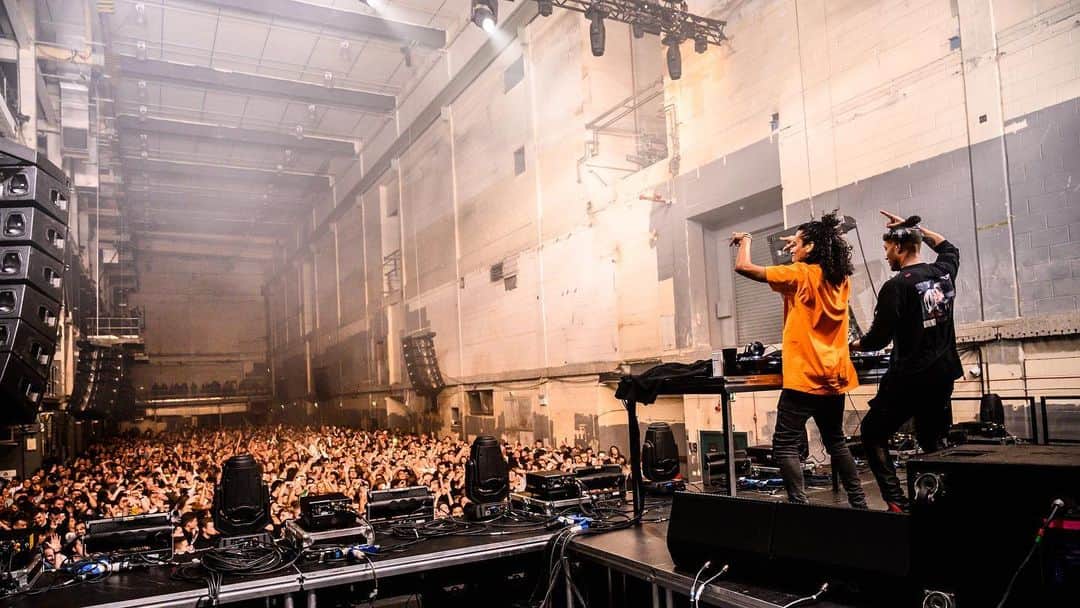 サネリー・ジェームズのインスタグラム：「What a vibe and what a sick venue!!Thanks for having us @printworkslondon @oliverheldens . Was fun to drop some fresh house tunes out there!!.. ♥️ 🏴󠁧󠁢󠁥󠁮󠁧󠁿」