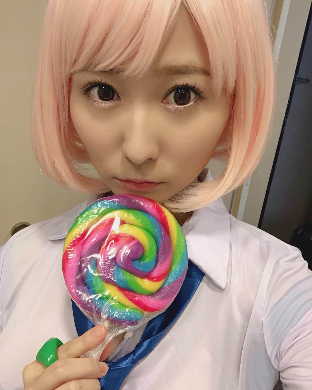 飛鳥りんのインスタグラム：「祝日ですが、、、 今日はお仕事で コスプレ🍭！！！ #コスプレ」