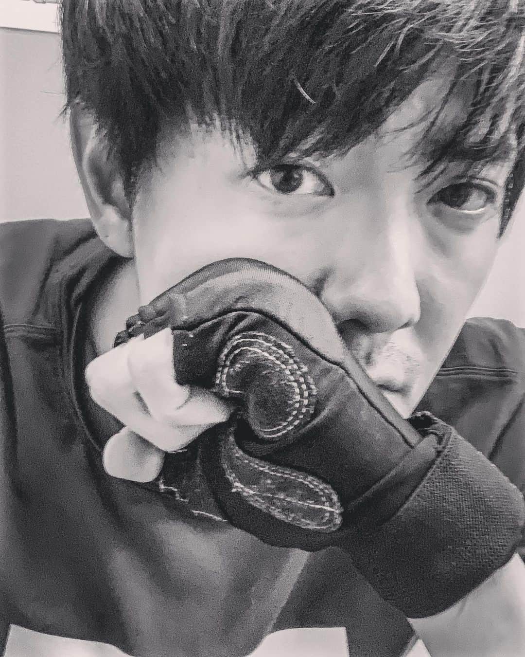 長田成哉のインスタグラム：「明日ジムなのに眠れない。」