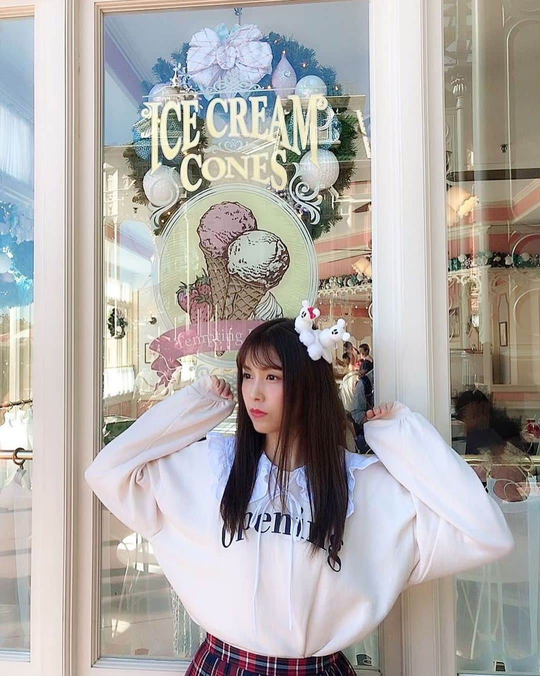 麻衣愛のインスタグラム：「ディズニーで1番好きな乗り物はピーターパンです☺️ . . 街並みを飛んでる感覚になるから「あぁ〜なんて自分はちっぽけなんだろう。」って思えるから好き💗 . . ちっぽけの悩みなんて空から見れば蟻よりも小さくて、全然見えないじゃんって😆 そもそも私あんまり悩みないんだけど、悩んだときの為にピーターパン乗りだめするの💕笑 #disneyland #disney #tdl #tokyodisneyland #christmas #disneychristmas #ピーターパン #ディズニー #ディズニーランド #クリスマス #🎄 #dholic #beams #fashion」