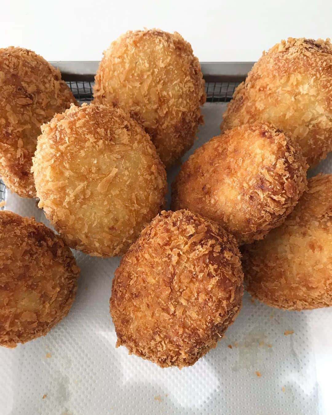 渡辺有子のインスタグラム：「揚げものばんざい！発売中の 『&premium』は揚げもの3種。ポテトコロッケには、ふわっと軽くするヒミツがありますよ。 わらじ型と思っていたけど、小判型でしょ？と編集さんに訂正されました。🙄」