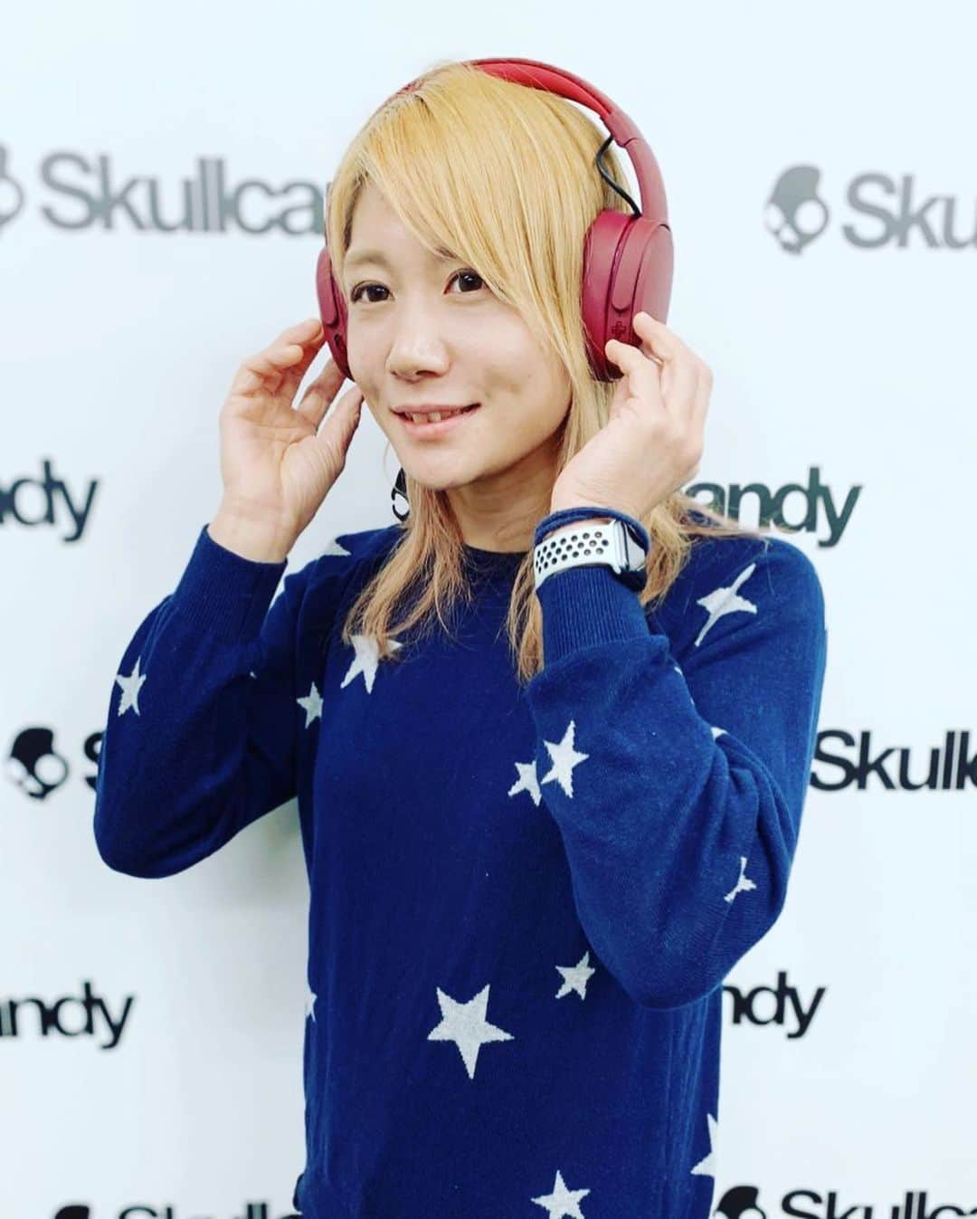 渡辺華奈さんのインスタグラム写真 - (渡辺華奈Instagram)「. 先日、#skullcandy さんにお邪魔させて頂きました🎧✨ かっこいいヘッドホン、イヤホンが沢山です！ 私は　#CrusherWireless を愛用してます！ ヘッドホン付けた瞬間音はもちろん 振動や迫力がすごくてアトラクションにいる感覚でした！ 音楽が聴くのが楽しみ😎♫ アパレルもあり、大好きなニット帽着用😘 @skullcandyjapan . #スカルキャンディー #ヘッドホン #イヤホン #アパレル #mma #女子格闘技 #総合格闘技 #筋肉女子 #神宮前」11月24日 1時36分 - kana_0821