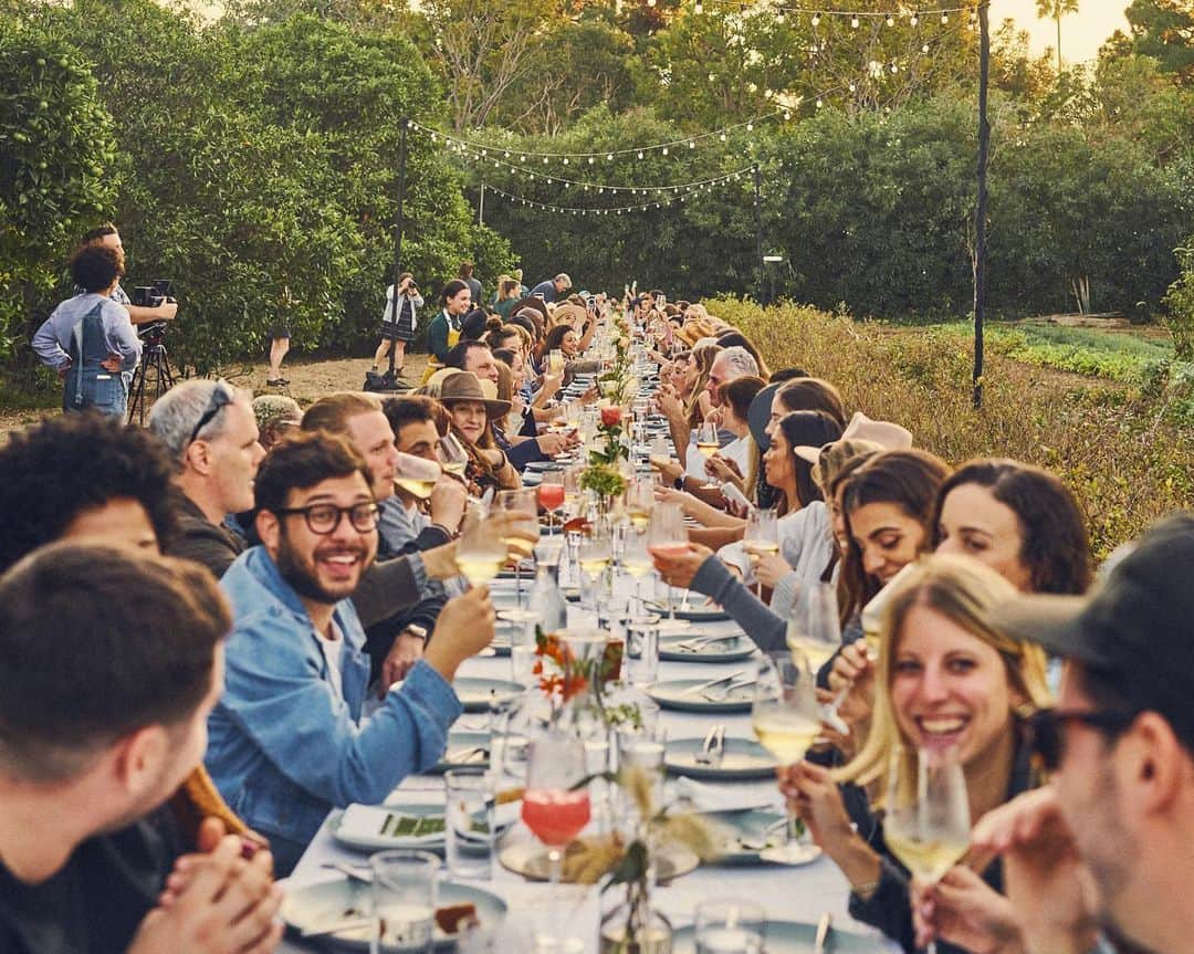 Chobaniのインスタグラム：「🦃Last weekend we celebrated #Friendsgiving with our friends @panerabread and nearly 200 guests from our communities. We gathered around the table, set by @out_inthefield, at the beautiful Thorne Family Farm in Malibu, CA. Our family-style meal, dreamed up by Jessica Koslow @proscuittosnacks, was second-helping worthy. Swipe for her recipe for a friendship-inspired grain bowl featuring Chobani and Panera ingredients. #PaneraxChobani #Friendsgiving 📷 @ahmedklink」