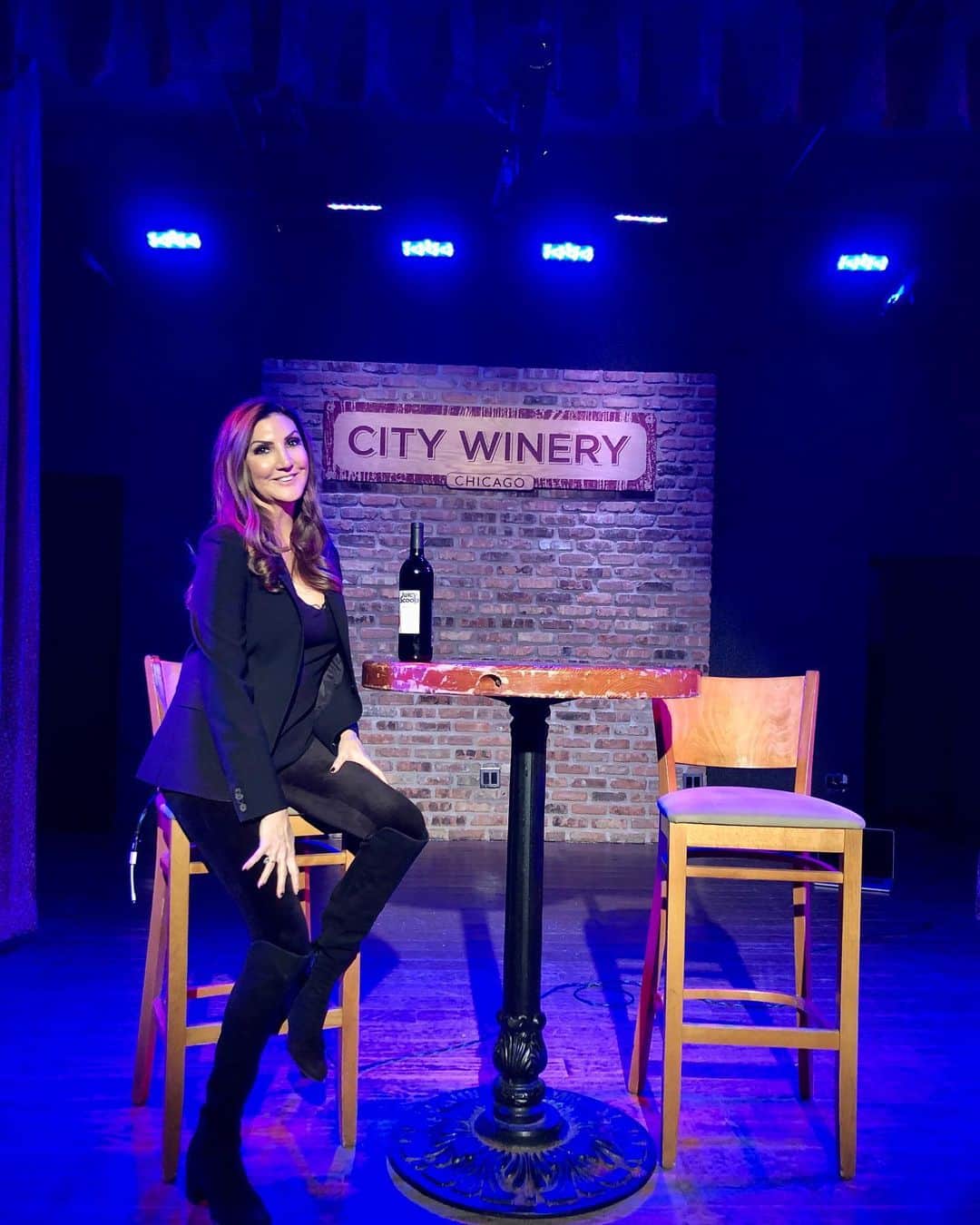 ヘザー・マクドナルドのインスタグラム：「Thank you to everyone that came to my Live Juicy Scoop last night I’m Chicago! Tickets are still available to my second show tonight @citywinerychi link in bio」