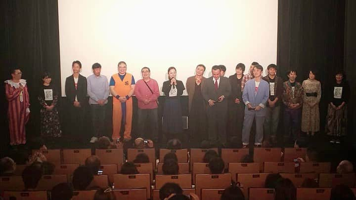 遠山景織子さんのインスタグラム写真 - (遠山景織子Instagram)「渋谷ユーロスペースにて 映画『お口の濃い人』今日から3週間の上映です。 初日を迎えることが出来ました。冷たい雨の中レイトショーにお越しくださった皆さま心からありがとうございました。 お客様の『面白かった』って言ってくださった笑顔が嬉しかったです。 スタッフcast皆心から🍀幸💚 是非観にいらしてください。上映後に美味しいお酒を呑んで帰っていただけましたらとっても嬉しいです💫 #映画 #お口の濃い人 #主演 #主演映画 #公開  #コーエンジブラザーズ  #沖正人 さん#俳優 #監督脚本  #海老澤憲一さん  #コメディー #コメディー作品  #バー #トーク劇 #可笑しな人達#愉快な人 #うふふ#痛快コメディー  #舞台挨拶 #笑顔 #初日#仲間  #ありがとうございました #遠山景織子#主演作品」11月24日 2時00分 - kyooko.9.tooyama