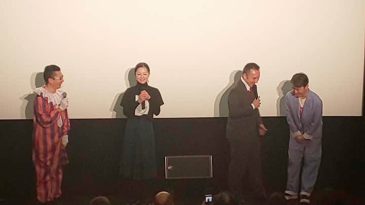 遠山景織子さんのインスタグラム写真 - (遠山景織子Instagram)「渋谷ユーロスペースにて 映画『お口の濃い人』今日から3週間の上映です。 初日を迎えることが出来ました。冷たい雨の中レイトショーにお越しくださった皆さま心からありがとうございました。 お客様の『面白かった』って言ってくださった笑顔が嬉しかったです。 スタッフcast皆心から🍀幸💚 是非観にいらしてください。上映後に美味しいお酒を呑んで帰っていただけましたらとっても嬉しいです💫 #映画 #お口の濃い人 #主演 #主演映画 #公開  #コーエンジブラザーズ  #沖正人 さん#俳優 #監督脚本  #海老澤憲一さん  #コメディー #コメディー作品  #バー #トーク劇 #可笑しな人達#愉快な人 #うふふ#痛快コメディー  #舞台挨拶 #笑顔 #初日#仲間  #ありがとうございました #遠山景織子#主演作品」11月24日 2時00分 - kyooko.9.tooyama