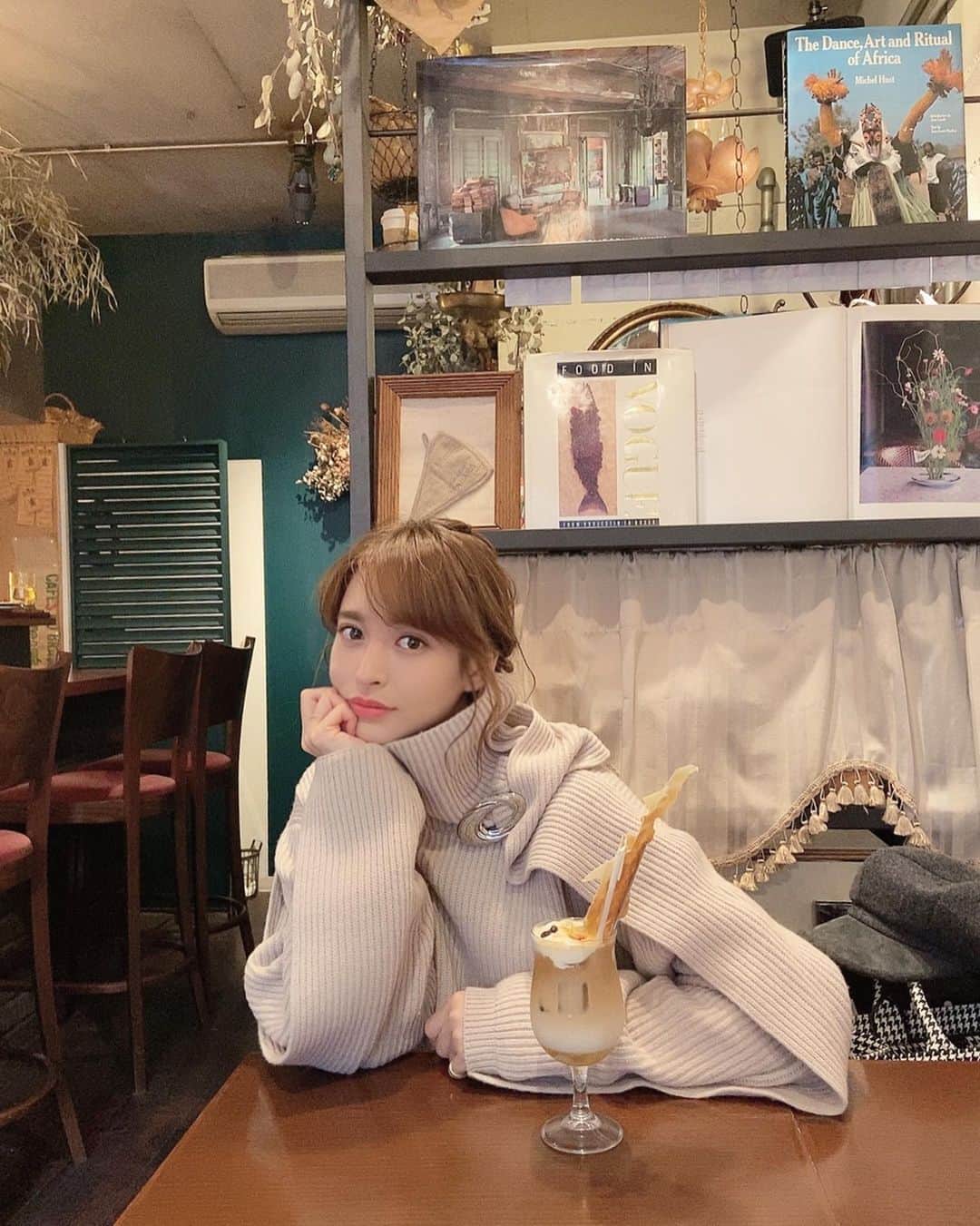 野崎萌香さんのインスタグラム写真 - (野崎萌香Instagram)「にじいろジーンの生放送の後、 マネージャーさんとcafeでのんびり☀️ . . .  私はアイスカフェラテの チーズクリームのせを頼みました🍹  東京はとても寒かったので ずっと着たかった　@_irene__official_  の ニットを着てきたら、 大阪はとっても暖かくて お散歩日和☺️✨ . . .  みんなのオススメの 大阪の素敵なcafeやご飯屋さんが あったら教えて下さい☕︎ . . .  お洒落なカフェも好きだし レトロな純喫茶みたいな喫茶店で食べる 卵サンドも大好き☺︎☺︎☺︎」11月24日 1時53分 - moeka_nozaki
