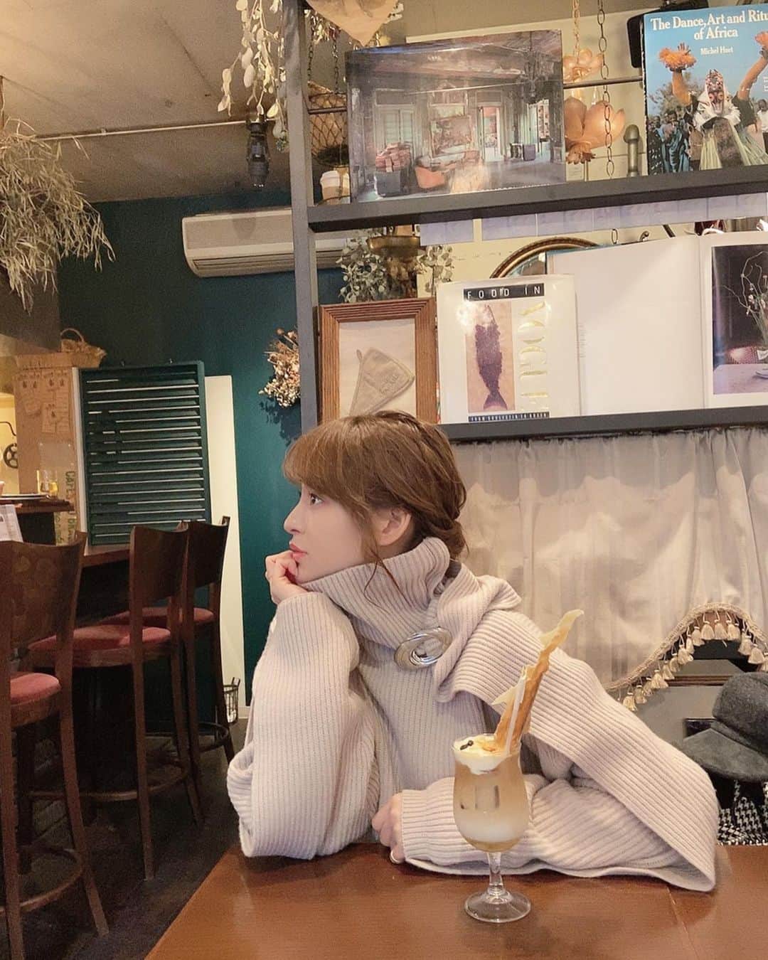 野崎萌香さんのインスタグラム写真 - (野崎萌香Instagram)「にじいろジーンの生放送の後、 マネージャーさんとcafeでのんびり☀️ . . .  私はアイスカフェラテの チーズクリームのせを頼みました🍹  東京はとても寒かったので ずっと着たかった　@_irene__official_  の ニットを着てきたら、 大阪はとっても暖かくて お散歩日和☺️✨ . . .  みんなのオススメの 大阪の素敵なcafeやご飯屋さんが あったら教えて下さい☕︎ . . .  お洒落なカフェも好きだし レトロな純喫茶みたいな喫茶店で食べる 卵サンドも大好き☺︎☺︎☺︎」11月24日 1時53分 - moeka_nozaki