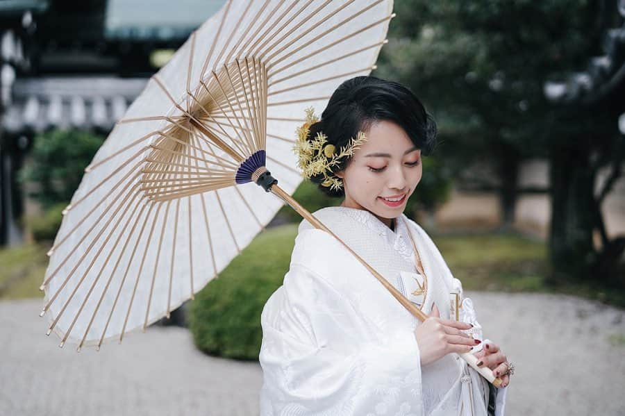 竹本実加さんのインスタグラム写真 - (竹本実加Instagram)「Photo by ふーさん！ @fu_usan 自分の写真のようにずっと眺めてる🥺 写真選ぶのに数時間かかった😂 . ふーさんに素敵にかっこよく美しく 綺麗な花嫁姿を残してもらったあずは とっても輝いていて、 美しい写真を見て 心の底から幸せな気持ちになりました🥺💐 . あずちゃんとは付き合いも長く、 ブレない芯を持つ尊敬する女性の1人。 何より一緒に"花嫁様のサポート"を しているからこそ 花嫁姿ということにも 何倍もの感動が凄かった。 また違う雰囲気を見ることができ とっても感慨深かった。。。 (身内の気持ち😂😂) ふーさんありがとうございました🥺✨ この日はスペシャル2カメ体制！w あやこの写真も楽しみだな☺️← . . 👰🏻 Azu 📸 @fu_usan 📸 assistant @ayako.bridalphotography 💐 @chiemiwakai_duft #和装ヘア #ロングヘア ＿＿＿＿＿＿＿＿＿＿＿＿＿＿ . 🆕最新のお知らせ📝🌿 ＿＿＿＿＿＿＿＿＿＿＿＿＿＿ . ◆海外渡航 🇺🇸 2020.2.24〜27 / LA 🌴 2020.6.13〜18 / HAWAII (14日のみ) 🇫🇷2020.9.23〜30 / Paris 滞在中渡航費無しとなります 日程お問い合わせくださいませ💁🏻‍♀️ . . ◆週末予約可能日※11/17更新 . 2020 1/13(祝月) 2/15(土) 3/15(日) 4/12(日) 5/2(土), 3(日), 4(祝月), 10(日), 31(日) . . 💁🏻‍♀CONTACT PLAN内容やお問い合わせは @mydresser.bridal  プロフィールリンクよりお願いします ＿＿＿＿＿＿＿＿＿＿＿＿＿ . #和装ヘアスタイル #白無垢ヘア #白無垢 #生花 #生花ヘアアレンジ #和装前撮り #ヘアチェンジ #披露宴ヘアメイク #ルーズヘア #ウェディングパーティ #艶肌メイク #ヘアメイク指名 #ブライダル #ホテルウェディング #外注ヘアメイク #ブライダルヘアメイク #前撮りヘアメイク  #持ち込み美容 #ヘアアレンジ #結婚準備 #mydresser #mikaarrange #weddinghairmake」11月24日 1時54分 - mika.mydresser