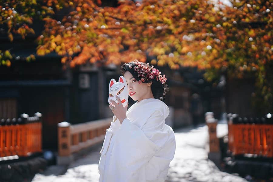 竹本実加さんのインスタグラム写真 - (竹本実加Instagram)「Photo by ふーさん！ @fu_usan 自分の写真のようにずっと眺めてる🥺 写真選ぶのに数時間かかった😂 . ふーさんに素敵にかっこよく美しく 綺麗な花嫁姿を残してもらったあずは とっても輝いていて、 美しい写真を見て 心の底から幸せな気持ちになりました🥺💐 . あずちゃんとは付き合いも長く、 ブレない芯を持つ尊敬する女性の1人。 何より一緒に"花嫁様のサポート"を しているからこそ 花嫁姿ということにも 何倍もの感動が凄かった。 また違う雰囲気を見ることができ とっても感慨深かった。。。 (身内の気持ち😂😂) ふーさんありがとうございました🥺✨ この日はスペシャル2カメ体制！w あやこの写真も楽しみだな☺️← . . 👰🏻 Azu 📸 @fu_usan 📸 assistant @ayako.bridalphotography 💐 @chiemiwakai_duft #和装ヘア #ロングヘア ＿＿＿＿＿＿＿＿＿＿＿＿＿＿ . 🆕最新のお知らせ📝🌿 ＿＿＿＿＿＿＿＿＿＿＿＿＿＿ . ◆海外渡航 🇺🇸 2020.2.24〜27 / LA 🌴 2020.6.13〜18 / HAWAII (14日のみ) 🇫🇷2020.9.23〜30 / Paris 滞在中渡航費無しとなります 日程お問い合わせくださいませ💁🏻‍♀️ . . ◆週末予約可能日※11/17更新 . 2020 1/13(祝月) 2/15(土) 3/15(日) 4/12(日) 5/2(土), 3(日), 4(祝月), 10(日), 31(日) . . 💁🏻‍♀CONTACT PLAN内容やお問い合わせは @mydresser.bridal  プロフィールリンクよりお願いします ＿＿＿＿＿＿＿＿＿＿＿＿＿ . #和装ヘアスタイル #白無垢ヘア #白無垢 #生花 #生花ヘアアレンジ #和装前撮り #ヘアチェンジ #披露宴ヘアメイク #ルーズヘア #ウェディングパーティ #艶肌メイク #ヘアメイク指名 #ブライダル #ホテルウェディング #外注ヘアメイク #ブライダルヘアメイク #前撮りヘアメイク  #持ち込み美容 #ヘアアレンジ #結婚準備 #mydresser #mikaarrange #weddinghairmake」11月24日 1時54分 - mika.mydresser