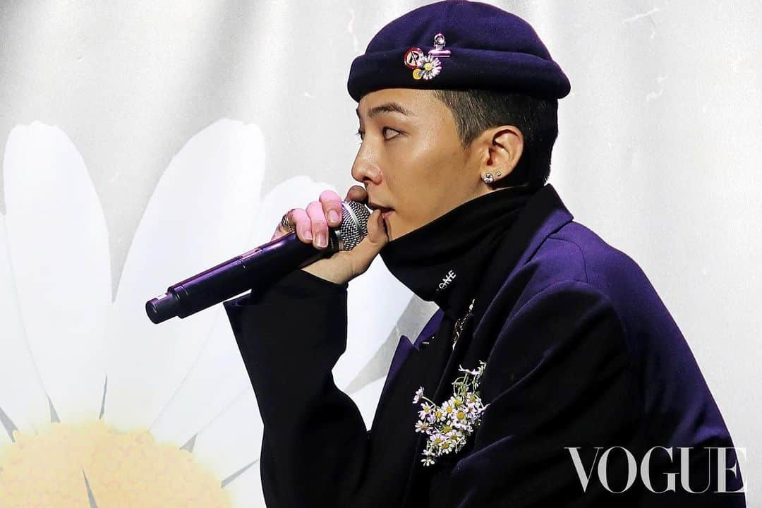 Vogue Taiwan Officialさんのインスタグラム写真 - (Vogue Taiwan OfficialInstagram)「#Voguefashionnow﻿ ﻿ 權志龍 @xxxibgdrgn 今晚穿著自己手繪的NIKE Air Force 1﻿現身，談到AF1對他的意義，GD表示：「這雙鞋不止我，對其他人來也是，是粉絲！我從小就就視它為想擁有的球鞋，英雄般的運動選手們也穿著；在創作的氣氛中，我是很舒服的，因為我很多想法而讓其他人苦惱，可能我比較貪心吧⋯ 這雙鞋本身對於球鞋愛好者來說，就如標誌性的偶像，對小時候的我就像夢想一樣，所以也有過，如果能打造自己的鞋，一定要是Air Force1的想法。」 ﻿ #GD #Gdragon #Nike #Allfor1 #Airforce1 #권지용 #그냥해 #나이키 #權志龍﻿ ﻿ 🖊#sandyis3d」11月24日 2時09分 - voguetaiwan