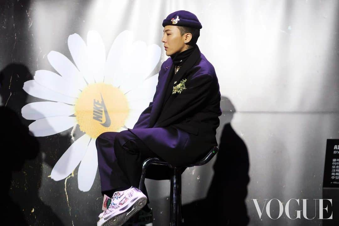 Vogue Taiwan Officialさんのインスタグラム写真 - (Vogue Taiwan OfficialInstagram)「#Voguefashionnow﻿ ﻿ 權志龍 @xxxibgdrgn 今晚穿著自己手繪的NIKE Air Force 1﻿現身，談到AF1對他的意義，GD表示：「這雙鞋不止我，對其他人來也是，是粉絲！我從小就就視它為想擁有的球鞋，英雄般的運動選手們也穿著；在創作的氣氛中，我是很舒服的，因為我很多想法而讓其他人苦惱，可能我比較貪心吧⋯ 這雙鞋本身對於球鞋愛好者來說，就如標誌性的偶像，對小時候的我就像夢想一樣，所以也有過，如果能打造自己的鞋，一定要是Air Force1的想法。」 ﻿ #GD #Gdragon #Nike #Allfor1 #Airforce1 #권지용 #그냥해 #나이키 #權志龍﻿ ﻿ 🖊#sandyis3d」11月24日 2時09分 - voguetaiwan