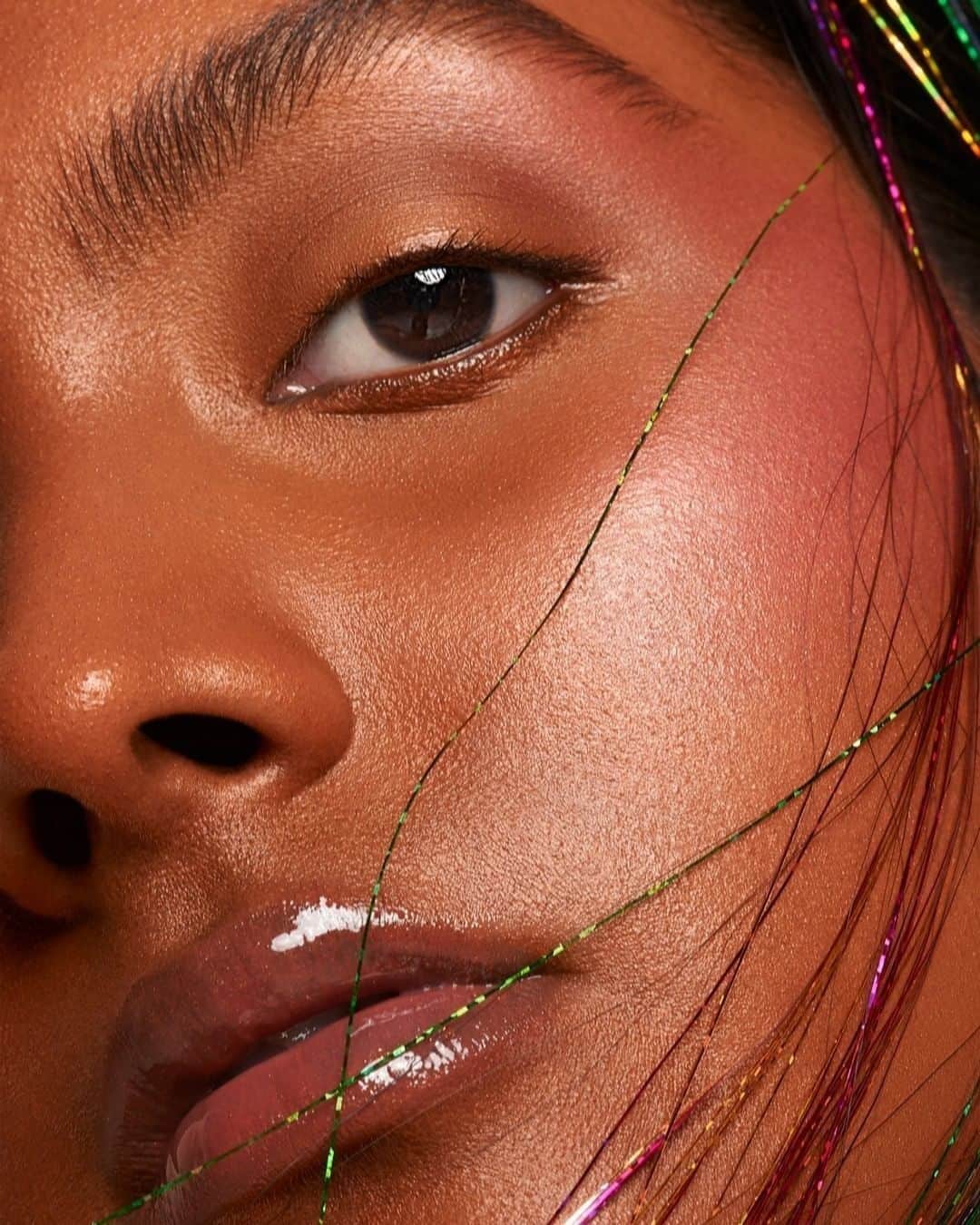 Smashboxのインスタグラム：「Nothing says *festive* like extra-glossy lips, rosy cheeks, and metallic streamers. 🎊 #SBXCosmic #regram c/o @smashboxcosmeticsuk⠀⠀⠀⠀⠀⠀⠀⠀⠀ ⠀⠀⠀⠀⠀⠀⠀⠀⠀ Product: Divine Shine Gloss Angeles Trio, Cosmic Celebration Planetary Cheek Palette ⠀⠀⠀⠀⠀⠀⠀⠀⠀ ⠀⠀⠀⠀⠀⠀⠀⠀⠀ photo: @tarynraeleephotography ⠀⠀⠀⠀⠀⠀⠀⠀⠀ makeup: @beautybyhabiba ⠀⠀⠀⠀⠀⠀⠀⠀⠀ model: @sheerahr」