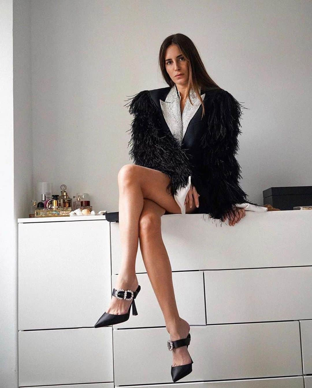 Jimmy Chooさんのインスタグラム写真 - (Jimmy ChooInstagram)「Buckle up for party season in our SMOKEY mules featuring crystal detail, as worn by @galagonzalez #JimmyChoo」11月24日 2時02分 - jimmychoo