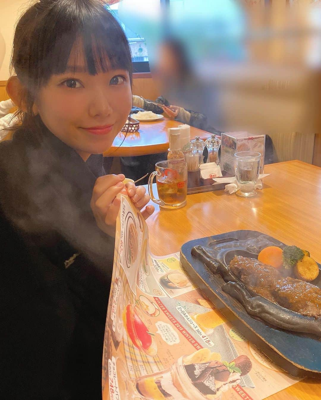 長澤茉里奈さんのインスタグラム写真 - (長澤茉里奈Instagram)「初さわやかハンバーグでテンションあがりまくり😂😂💓 2時間くらい並んだけどまってよかった😭😭😭忘れられないもう食べたい😭😭💓💓 #さわやかハンバーグ  #げんこつハンバーグ  #おにぎりハンバーグ」11月24日 12時57分 - marinanagasawa1008