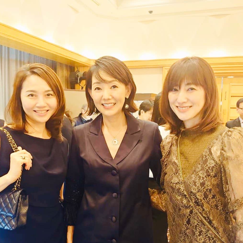 前田ゆかのインスタグラム：「先日の#OKURADO 10周年パーティー #とよた真帆  さんのジュエリーデザイン発表会を記念して帝国ホテルへ ＊ ＊ テーマ 宇宙の広がり、星々の煌めき 星プレアデスから生まれた9つの星の光。 ひとつの言葉では言い表せない✨ 永遠に色褪せない輝きを放つ、 大宇宙の想像力が膨らむ真帆さんのデザイン。 神秘さと煌めきのあるジュエリーでした💎 ＊ 10周年の記念品。 銀製で出来た牡丹の箸置き✨✨✨ 職人さんの手作りですばらしい。 真帆さん！ OKURADOさん10周年記念おめでとうございます✨ ＊ #OKURADO #TOWA #プレアデス #とよた真帆さん #ジュエリーデザイナー #モデル仲間と一緒に」