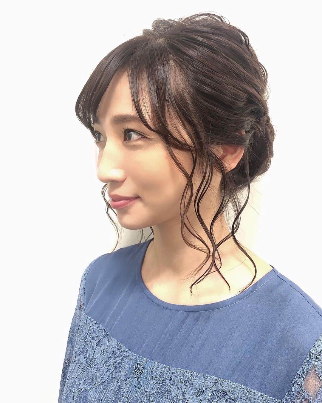 内田敦子さんのインスタグラム写真 - (内田敦子Instagram)「﻿ 金曜日のOha!4では﻿ 衣装の雰囲気と相まって、﻿ 髪型は #結婚式ヘアアレンジ したような感じに。﻿ ﻿ 顔の横の後れ毛の﻿ くるんとしたこの巻き具合。﻿ 自分ではとても真似できない、﻿ ヘアメイクさんの技でございます👏✨﻿ ﻿ #oha4 #衣装 #nostalgia #ヘアアレンジ」11月24日 12時59分 - atsuko_uchida1205