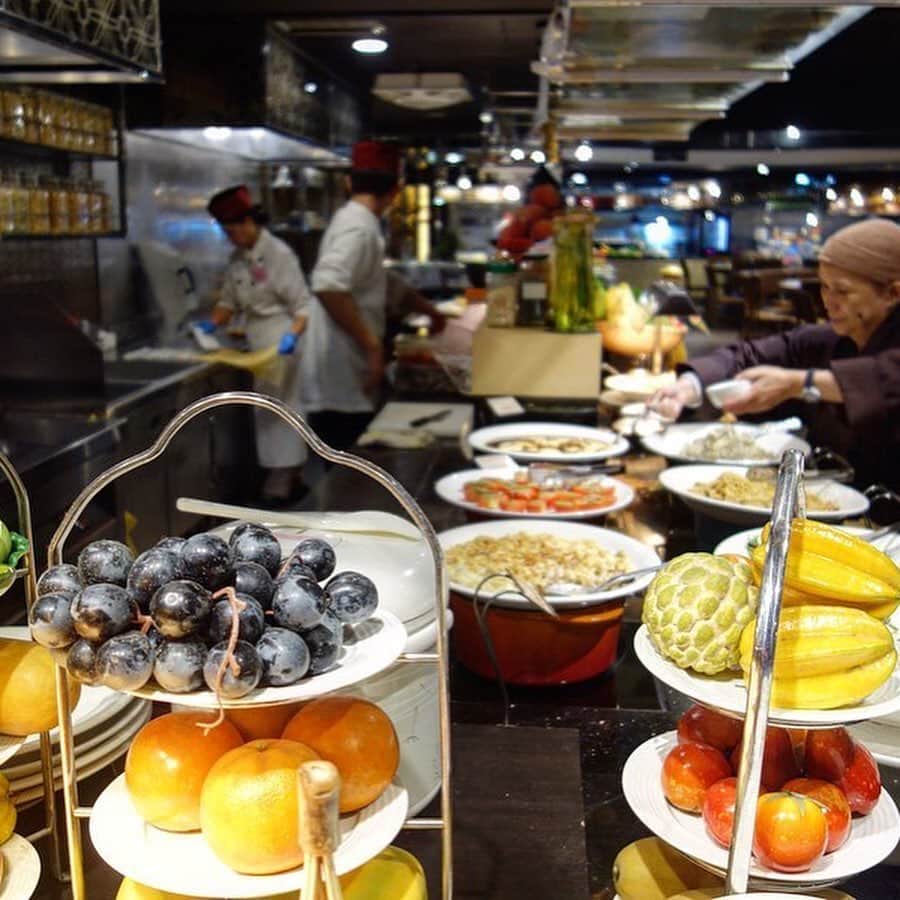 AirAsia (公式) さんのインスタグラム写真 - (AirAsia (公式) Instagram)「*﻿ *﻿ 【新連載！台湾のプロ(@taipei_shaotsu さん)がガチで惚れた台北グルメ！】﻿ ﻿ 台湾は大変ベジタリアンの多いお国柄。宗教的観点から、また健康志向から、全人口の10%がベジタリアンだとも言われます。﻿ ﻿ 菜食・ベジメニューのことを台湾では『素食（スーシー）』と言います。﻿ 街の至るところにその看板を見つけることが出来ます。﻿ ﻿ さて、今回お邪魔したのは、高級素食自助餐（ビュッフェ）の『御蓮齋』。﻿ ビルの地下にある、ゴージャスでとても食べ切れないほどの種類のお料理が並ぶお店です。﻿ 和洋中、デザートまでなんでもあります。﻿ 高級と言っても、日本円で3000円ちょっとくらい。﻿ 工夫を凝らしたこれらの料理を見て、感激のため息がでますよ。﻿ えー！これ、本当にお肉じゃないの！？と驚くものも。﻿ わたしは菜食主義者でなく、お肉大好き、ジャンクも大好きな雑食人間ですが大変満足です。﻿ 季節によってメニューが変わるので折々にお邪魔したいです。﻿ ﻿ #台湾毎週行きたい #台湾大好き#台北#台湾食い倒れの旅#台湾#台湾旅行#エアアジア#エアアジアジャパン #素食#台湾へ行こう#御蓮齋﻿ ﻿ ［Now Everyone Can Fly］﻿ エアアジアで台北へ！中部国際空港と関西国際空港から毎日運航しています！﻿ ﻿ ▼ご予約はこちらから▼﻿ https://air.asia/GMjs9」11月24日 11時37分 - airasia_jpn