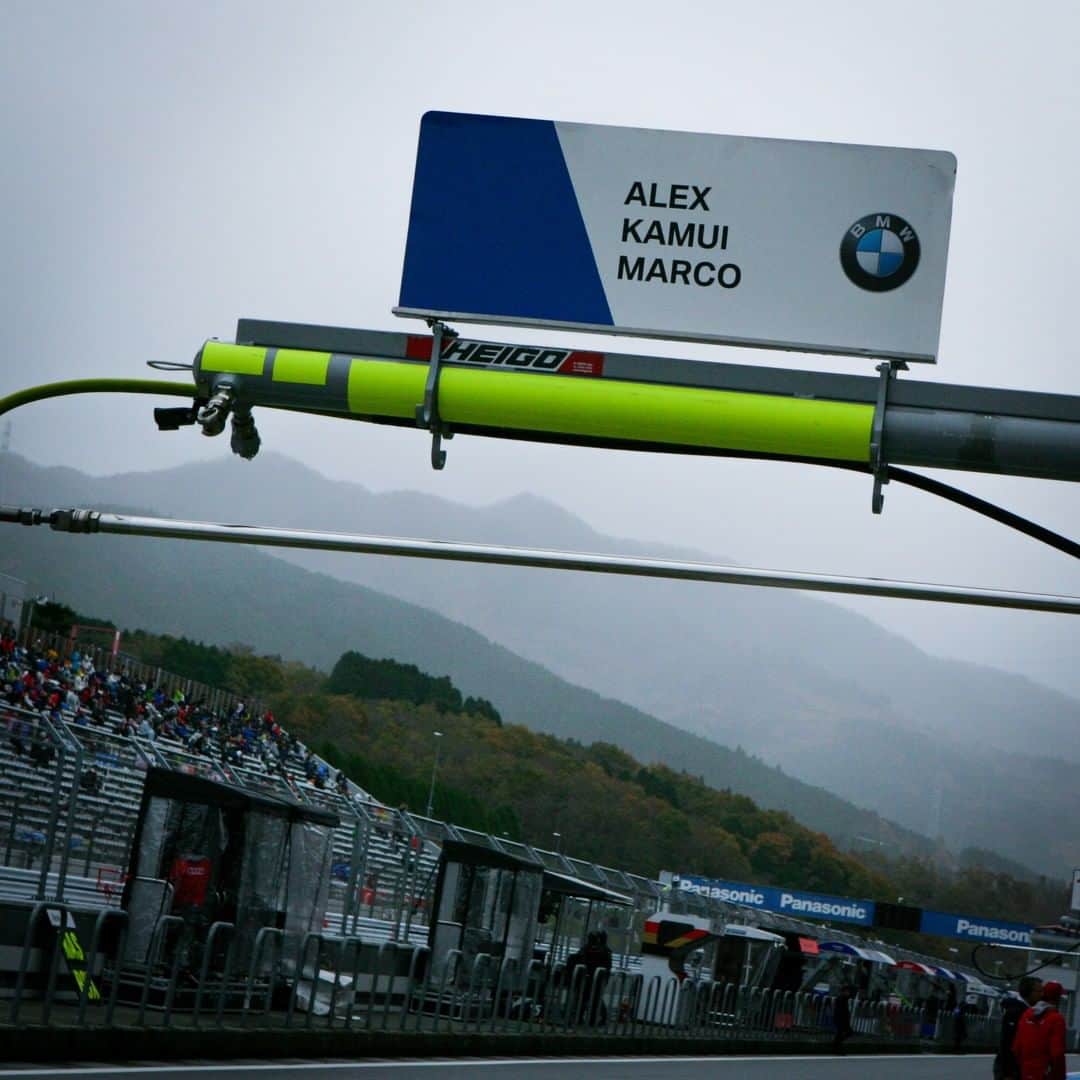 BMW Japanさんのインスタグラム写真 - (BMW JapanInstagram)「「#SUPERGTxDTM 特別交流戦」2日目！本日も、会場は熱気に包まれています。  昨日は、BMWのDTMチームメンバーとして初めて参戦した小林可夢偉選手が、P14 DTMカーの中では4位という結果！  Pos.14 小林可夢偉 Pos.18 マルコ・ウィットマン Pos.21 アレッサンドロ・ザナルディ  本日が最終日となるレース、応援よろしくお願いします。  #RACETHELIMIT #BMW #BMWJapan #駆けぬける歓び #SUPERGTxDTM #M_TOWNJP #FSW #BMWMOTORSPORT」11月24日 11時41分 - bmwjapan
