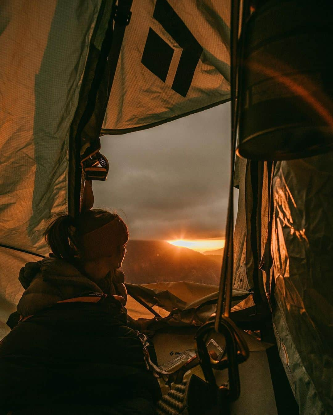 バーバラ・ザンガールさんのインスタグラム写真 - (バーバラ・ザンガールInstagram)「It was our last night on El Cap, high up above the ground. The sky was covered with clouds the whole day. We were wrapped in our cozy sleeping bags all day long. It started to snow a little and it got cold up there, but just for a tiny moment the sun appeared right at the sunset! #whatamoment 📸@jacopolarcher」11月24日 11時41分 - babsizangerl