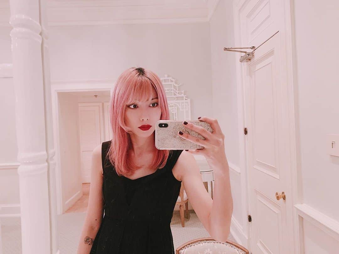 SHIZUKAのインスタグラム：「. This room makes me feel like a princess🖤 . How’s your weekend going?? I’m gonna play for last wedding of the year tonight . 結婚式場の部屋がすごく綺麗〜 今日は今年最後の結婚式での演奏！ 600人来るんだって〜どんな金持ちや💸」