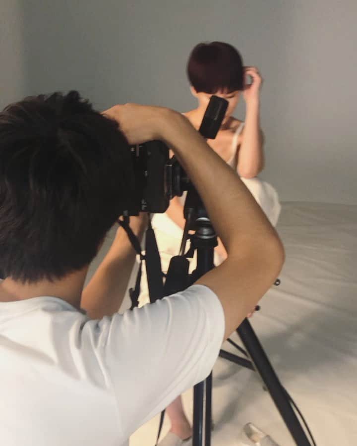 ユイ（YUI）のインスタグラム：「ながーいこと、していなかったTESTSHOOT。  リラックスしたムード、撮影中も、メイク中も、アーティスト達と触れ合ってる時間が、本当に好き。  #backstage#shooting#beautyshoot#modeling#studioshoot#thankful#撮影中#撮影中を撮影#撮影風景#ベリーショート女子#ポートレート#ビューティー撮影」