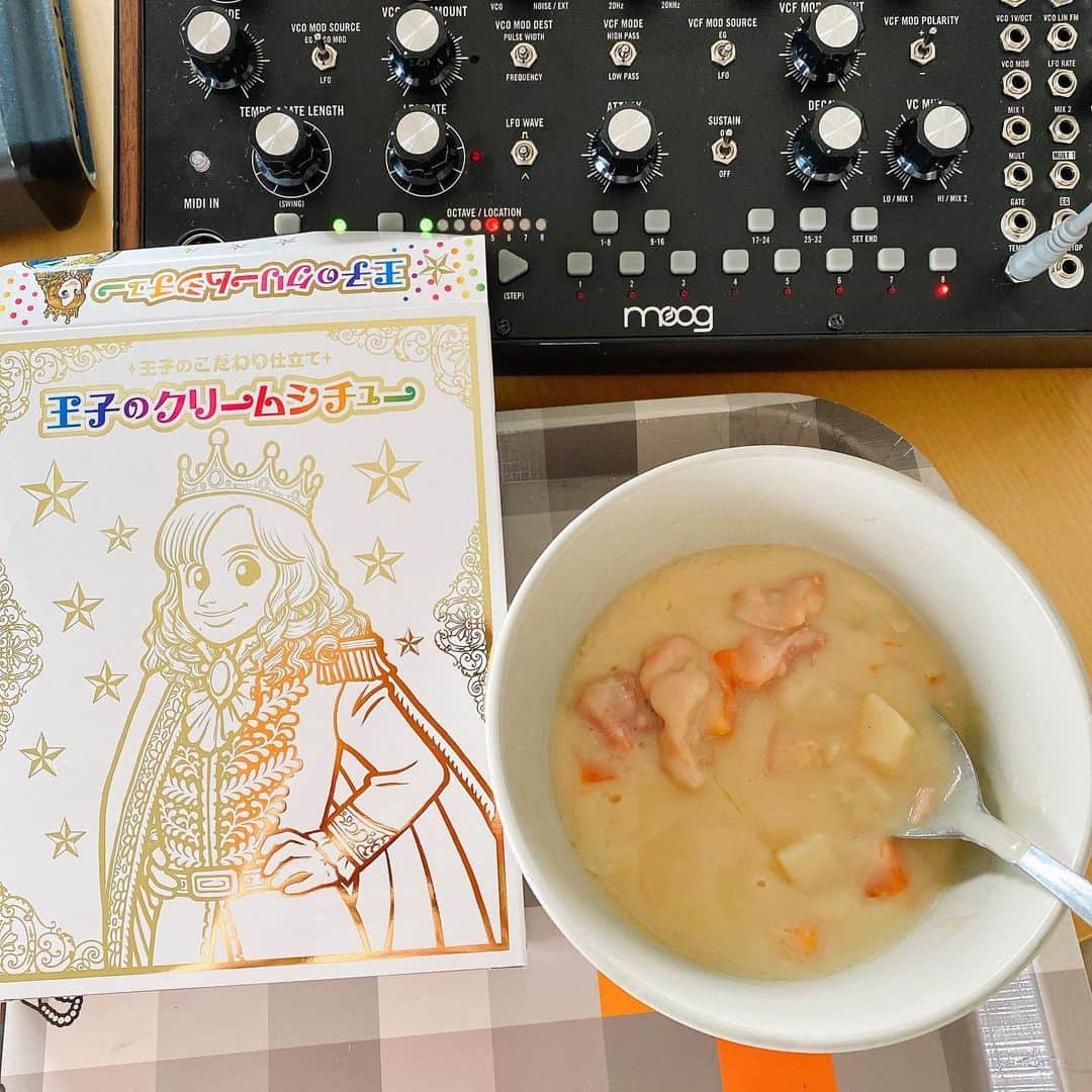 ただすけのインスタグラム：「昨日ですがTHE ALFEE@ふくやま芸術文化ホール終了…！ いつも平常心が必要なのだと強く感じたコン…サートでした。 写真も撮り忘れてたので、先日自宅で戴いたグッズのシチューを載せます。 カレーに続いてシチューも美味しかったです。 今日はしでかしません様に。」
