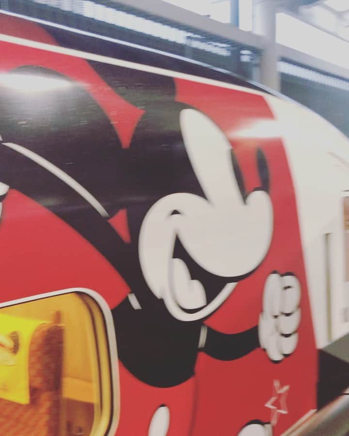 松阪ゆうきのインスタグラム：「駅に停まってた❣️ 乗りたい💕  ディズニー新幹線🚄  #ミッキー新幹線 #ディズニー新幹線 #jr九州 #熊本駅 #instagood #instalike #instagram」