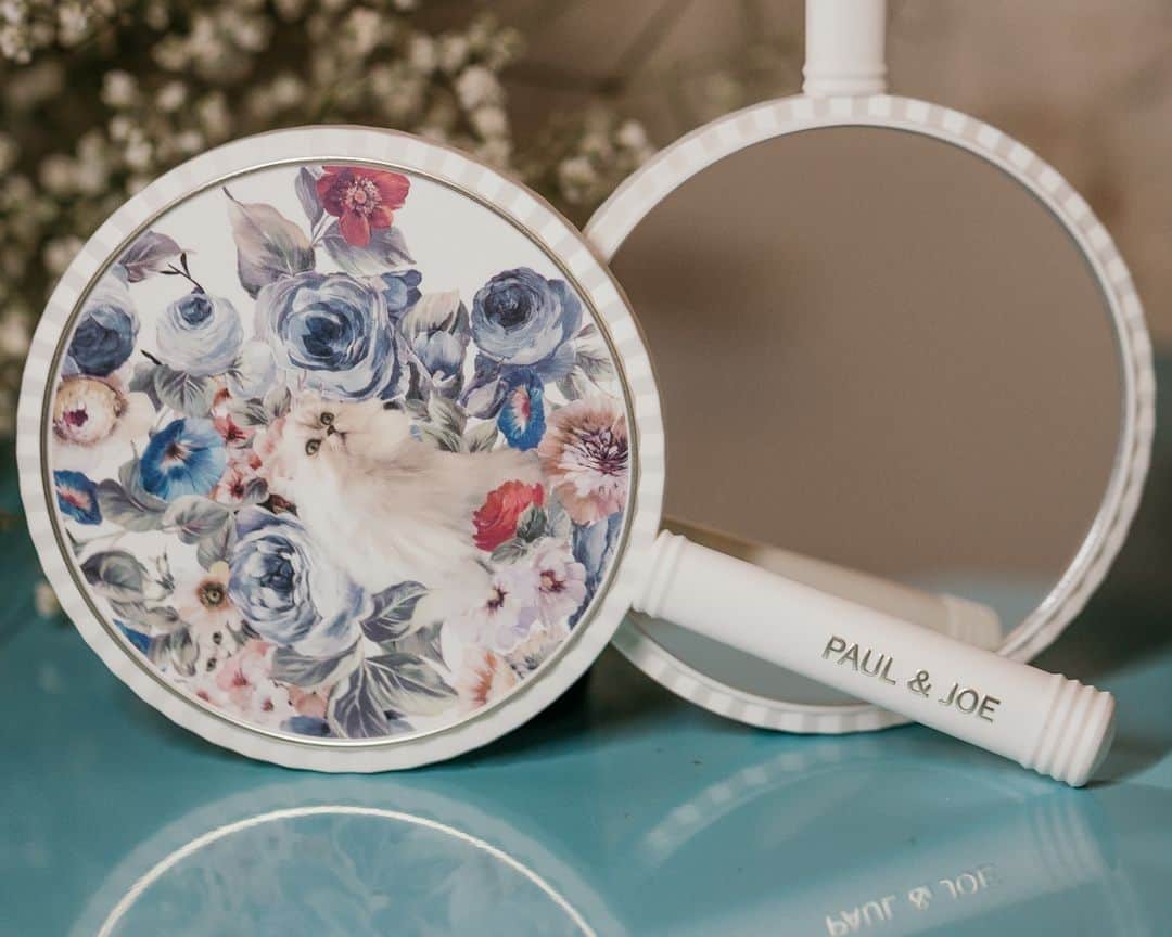 PAUL & JOE BEAUTEさんのインスタグラム写真 - (PAUL & JOE BEAUTEInstagram)「・⠀ Every time you see it you can’t stop smiling😻 An adorable pattern on a daily necessity✨ A gipsy bouquet that will last forever 🐈💖 ⠀ ■HAND MIRROR⠀ （Size: W99.5 × D8 × H174 mm）⠀ Available from 12/1(Sun)⠀ *Check your local markets for launch dates and availability*⠀ ⠀ #PaulandJoe #paulandjoebeaute #ポールアンドジョー #ポールアンドジョー #クリスマス #クリスマスコフレ #ミラー #ハンドミラー #猫 #猫ミラー #限定 #happyholidays #Christmas #mirror #handmirror #catofinstagram #holidaycollection #holidaygifts #holiday #gift #ギフト #クリスマス #letitsnow」11月24日 12時00分 - paulandjoe_beaute