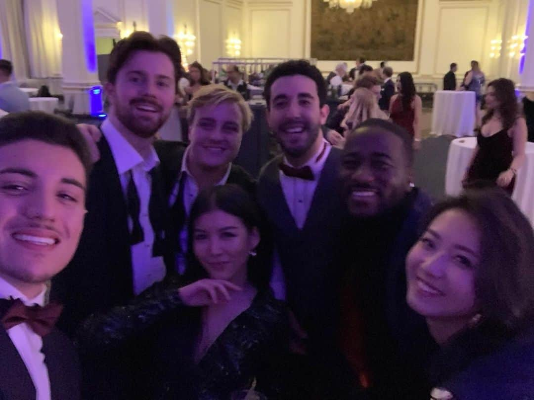 徐玥さんのインスタグラム写真 - (徐玥Instagram)「Grad life💃🏻#winterball2019 Challenges are normal state of our lives. So keep grinding and partying hard, my friends!」11月24日 12時12分 - jonneiy