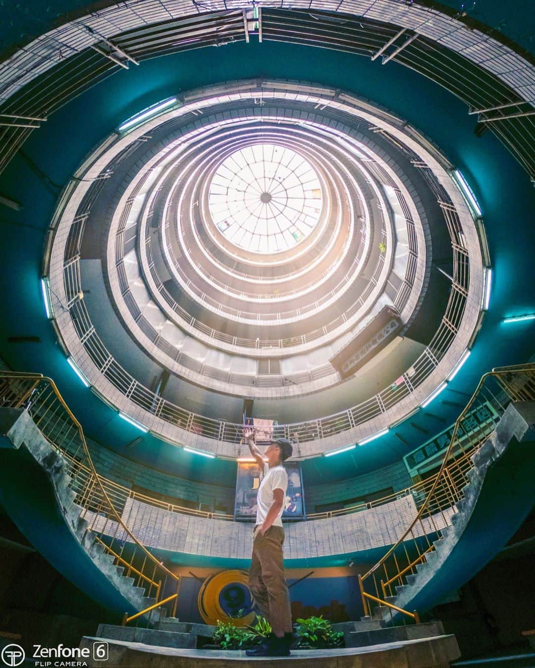 樂さんのインスタグラム写真 - (樂Instagram)「高雄飛碟屋🛸（1-4喜歡哪一張😍？ 這個老舊建築內部真的是驚為天人！ 從外觀還真的看不出裡面有這樣圓型一層層的構造，有點像飛碟的感覺🤣 從底部中間或是往下拍，拍起來都很有張力🌀 - 📱 @zenfonetw  ZenFone6 這次是用ZenFone6的自訂角度所拍攝，第一張的構圖需要貼著地面才能拍出這樣的構圖！ 這個時候自訂角度超級方便，只要移動鏡頭就可以輕鬆拍出需要貼著地面的照片🔥 -  #ygtphotograph#discovertaiwan#travellingaroundtheworld#iseetaiwan#vscotaiwan#bpintaiwan #amazingtaiwan#igerstaiwan#exploretaiwan#popdaily#taiwantravel#taiwan1#taiwan_dream#taiwanese#travel#tv_pointofview#taiwangram#instagrammer#台灣#taiwan」11月24日 12時05分 - ygt1016