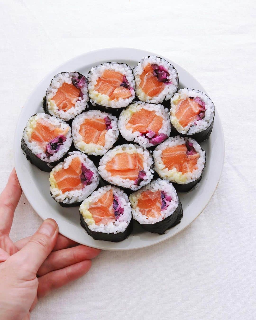 樋口正樹さんのインスタグラム写真 - (樋口正樹Instagram)「Salmon maki 🐟 . 今日のお昼は太巻き、 肉厚とろサーモンに アクセントの柴漬け。 とろたく同等に旨い。 . 2枚目の写真は🐟🔨 先々週の高知土産で、 土佐銘菓の松魚つぶ。 鰹節そっくりの飴で、 表面はシナモンの粉。 付属されてる小槌で チンチン叩き割って いただく楽しいやつ。 ちなみ、11月24日は 鰹節の日だそうです。 . . #サーモン巻き #とろサーモン #巻き寿司 #魚が食べたい #鰹節の日 #松魚つぶ #土佐銘菓 #salmonmaki #makisushi」11月24日 12時09分 - higuccini