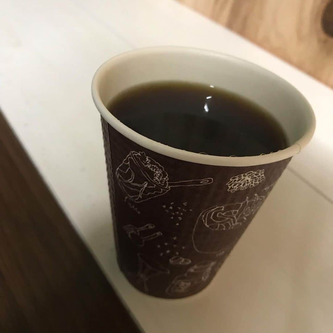 政宗さんのインスタグラム写真 - (政宗Instagram)「‪さて 試合後に・・・‬ ‪いや、冷めないうちに #アンマン を‬ ‪コーヒーと共に‬ ‪ちなみに #カップコーヒー は #フタ外して飲む派 です‬」11月24日 12時11分 - masamune___date
