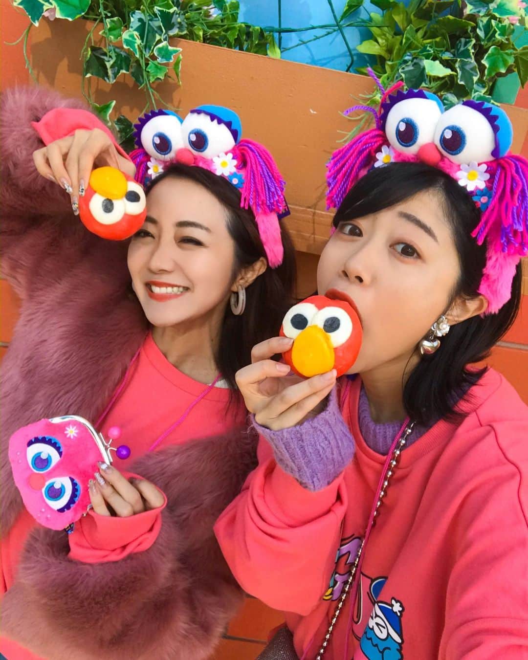 中島絢乃さんのインスタグラム写真 中島絢乃instagram 2人で エルモまん 食べてたら キャラクターが一気に出てきたー ということで セサミストリート アビーコーデ で アビー と動画とれちゃった