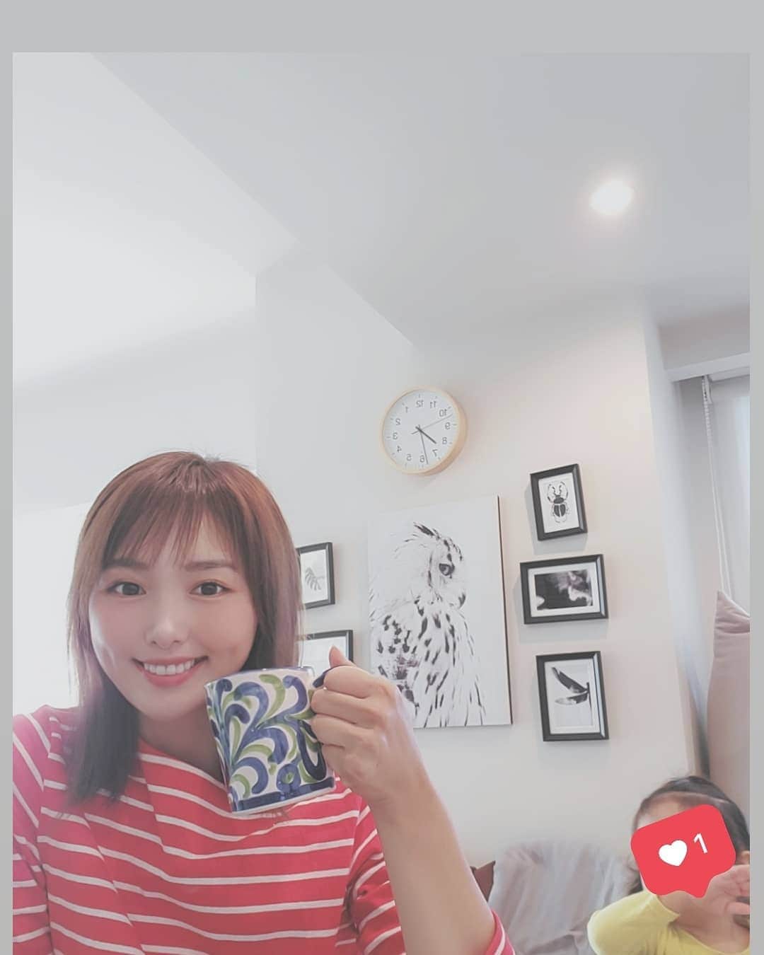 のインスタグラム：「. おはようございます。 ってもうお昼！！！ 寒いし天気悪いしで家で娘と アナ雪観てます。 (写真は今日ではない) 息子は寝ています。 もう今日は家から出ないと決めて 思い切りだ～ら～だ～ら～ ご～ろ～ご～ろ～してるので そろそろ娘が散らかしたオモチャを片付けて回ろうかと思います。 ちなみに先日美味しい焼鳥屋に 主人が連れていってくれたんですが、娘もなんか不機嫌で息子もエンドレス泣きで美味しいお肉たちを飲み込むように食べました🍗 ゆっくり外食出来る日が待ち遠しい！！！！！ . #雨の日の過ごし方 #家でまったり #焼鳥　#大好き　#外食　#お肉　#お酒進むやつ　#息子　#爆睡中」