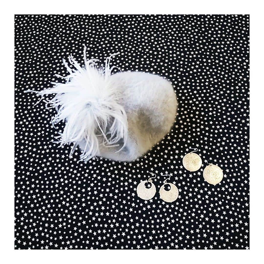 エリオポールのインスタグラム：「. Étoile 11.22.fri - 12.31.tue . petit gift★ . HAT [LE CHAPEAU] 20,000 yen+tax EARRINGS [Island by HH] ¥6,500+tax each . . #HELIOPOLE30eme #HELIOPOLE #heliopole #エリオポール #2019aw #autumnwinter #selectshop #fashion #style」
