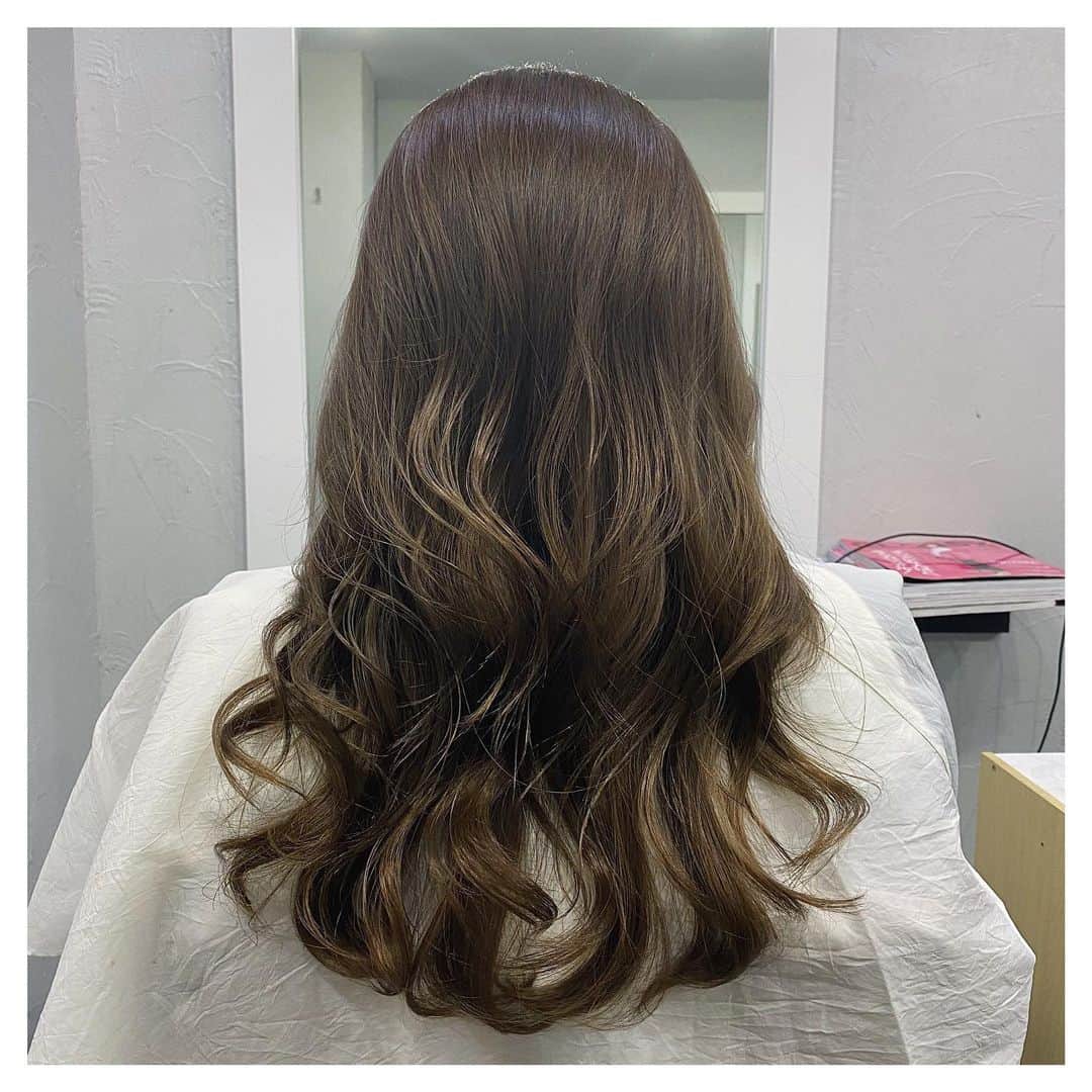 Rionaさんのインスタグラム写真 - (RionaInstagram)「. . 💇🏼‍♂️ @kousuke0311 .  いつもありがとうございます 🌹🌙 髪の毛生き返った 🧸 . . #ヘアカラー #美容室 #ラブコル #トリートメント」11月24日 12時25分 - riiioona