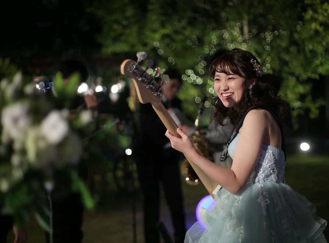 結婚式場ブランレヴュー宇都宮アクアテラスさんのインスタグラム写真 - (結婚式場ブランレヴュー宇都宮アクアテラスInstagram)「. ガーデンで生演奏☺︎ ご新郎様はバリトンサックス🎷 ご新婦様はベース🎸 お色直しのお姿でかっこよく演奏です！ 光の演出とのコラボレーションもとっても素敵でした♩ . #ガーデン演奏 #生演奏 #結婚式場 #結婚式 #式場 #ブランレヴュー宇都宮 #ブランレヴュー #ブランレヴュー宇都宮アクアテラス #カラードレス #タキシード #バリトンサックス #ベース #自由ウエディング #コンセプトウエディング #自由度 #ナチュラルウエディング #ガーデンウエディング #宇都宮 #宇都宮式場 #インターパーク  #栃木結婚式 #栃木式場 #式場探し #式場迷子 #式場見学 #おすすめ式場 #ゼクシィ #貸切ウエディング #貸切式場」11月24日 12時26分 - blancrevue_wedding