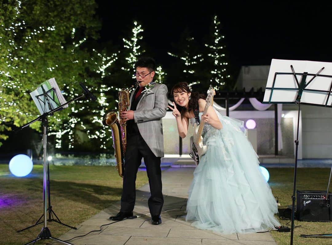 結婚式場ブランレヴュー宇都宮アクアテラスさんのインスタグラム写真 - (結婚式場ブランレヴュー宇都宮アクアテラスInstagram)「. ガーデンで生演奏☺︎ ご新郎様はバリトンサックス🎷 ご新婦様はベース🎸 お色直しのお姿でかっこよく演奏です！ 光の演出とのコラボレーションもとっても素敵でした♩ . #ガーデン演奏 #生演奏 #結婚式場 #結婚式 #式場 #ブランレヴュー宇都宮 #ブランレヴュー #ブランレヴュー宇都宮アクアテラス #カラードレス #タキシード #バリトンサックス #ベース #自由ウエディング #コンセプトウエディング #自由度 #ナチュラルウエディング #ガーデンウエディング #宇都宮 #宇都宮式場 #インターパーク  #栃木結婚式 #栃木式場 #式場探し #式場迷子 #式場見学 #おすすめ式場 #ゼクシィ #貸切ウエディング #貸切式場」11月24日 12時26分 - blancrevue_wedding
