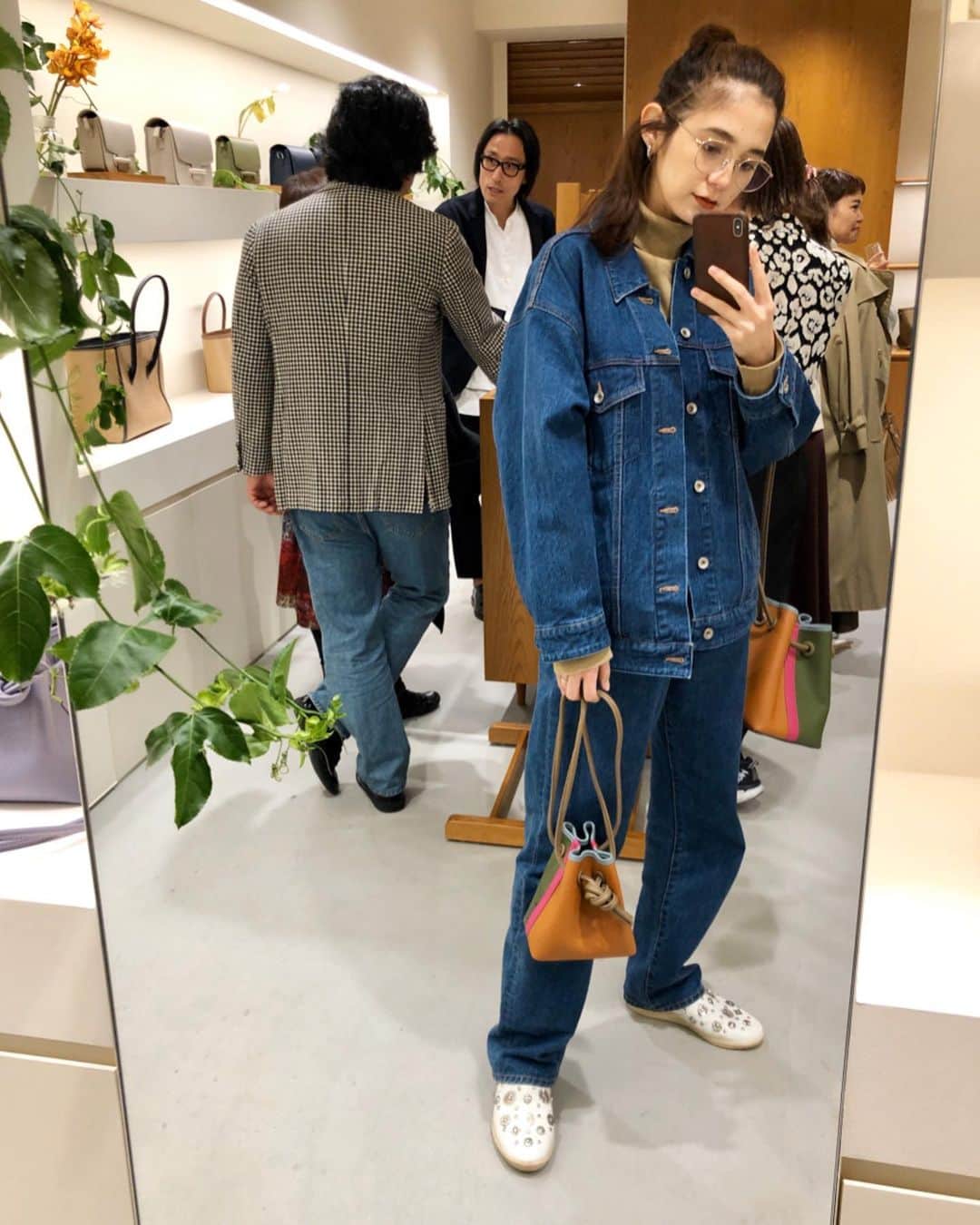 のインスタグラム：「. @vasic_japan 青山店 1st anniversary🎉 . . 限定カラーのBAGサイズ迷いましたが 私は小さめにしたよ👜✨ . . ありそうでないデザインが 可愛いくて心高まった日💖 . . 大好きな2人にも会えて より嬉しゅうございました👭🎶 . @muramuramuracho  @_yurieyoshida_ . . @ponpon_marcy  お誘いありがとう🥰 . . jacket #moname tops #studious  pants #holiday shoes #toga sunglasses #zoff bag #vasic . #シフクユタカ #片桐ゆたか #yutakakatagiri」